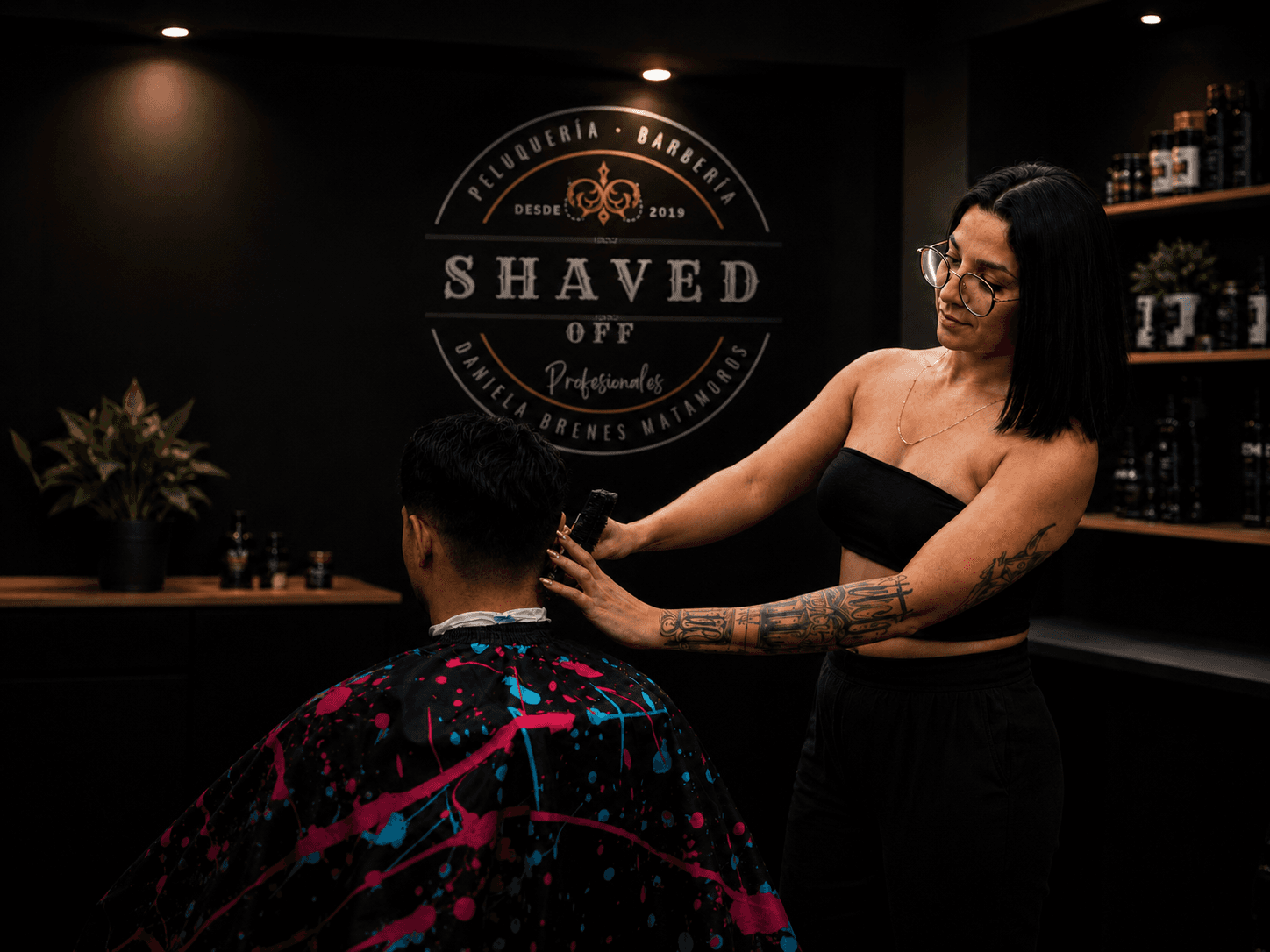 Barbera de Shaved Off realizando un corte